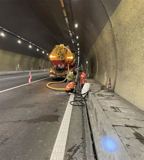 新邵隧道排水渠清淤